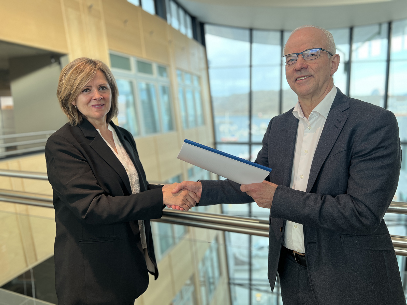 En mann og en kvinne som håndhilser