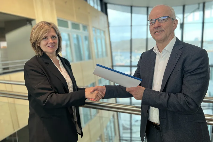 En mann og en kvinne som håndhilser