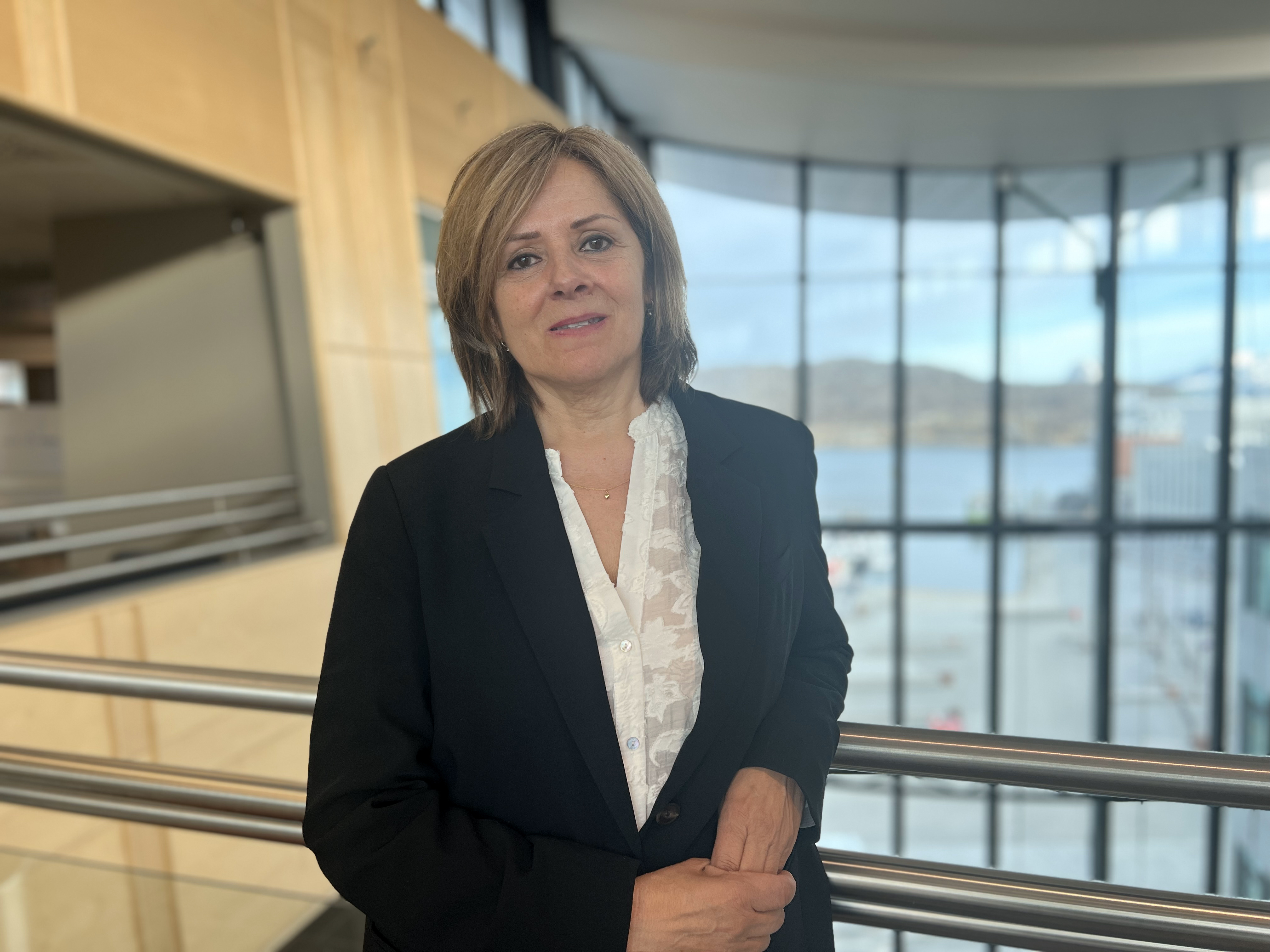 En kvinne som står foran et vindu