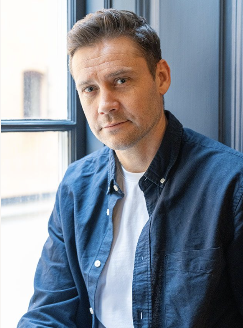 En mann i blå skjorte