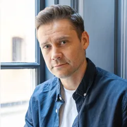 En mann i blå skjorte