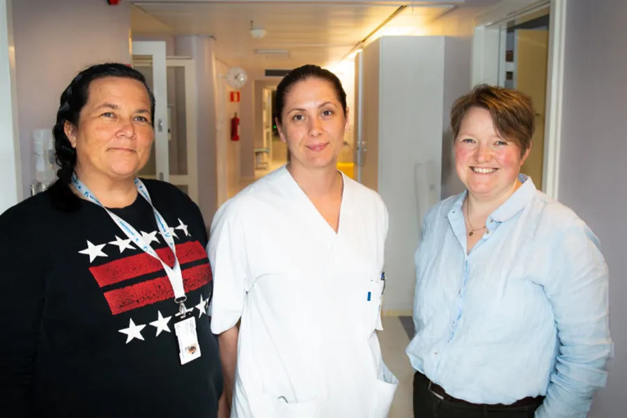 Tre ansatte i Helgelandssykehuset om poserer for kameraet