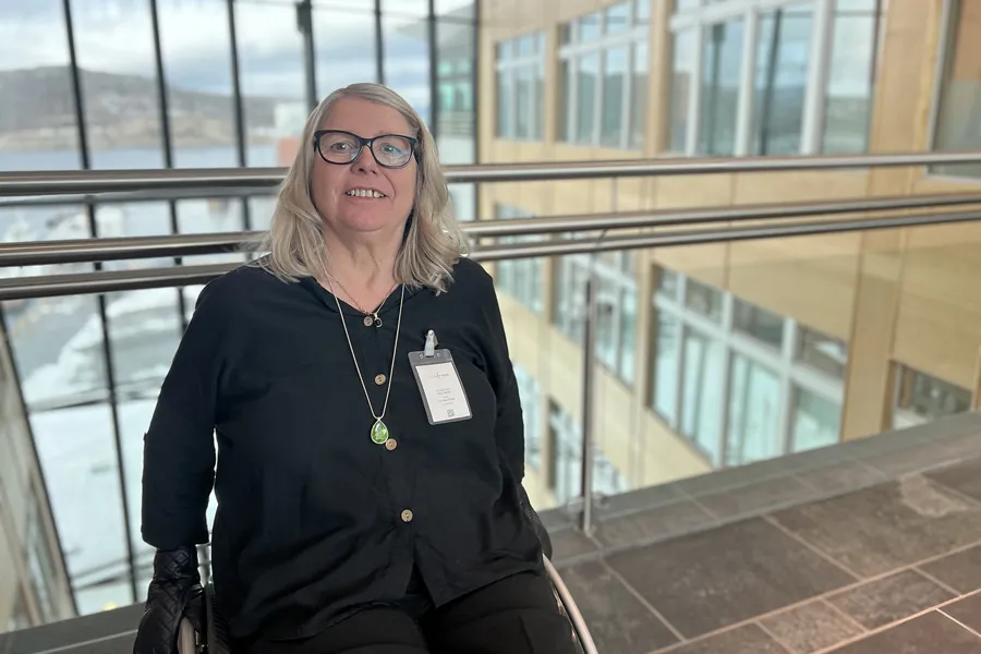 En kvinne med briller