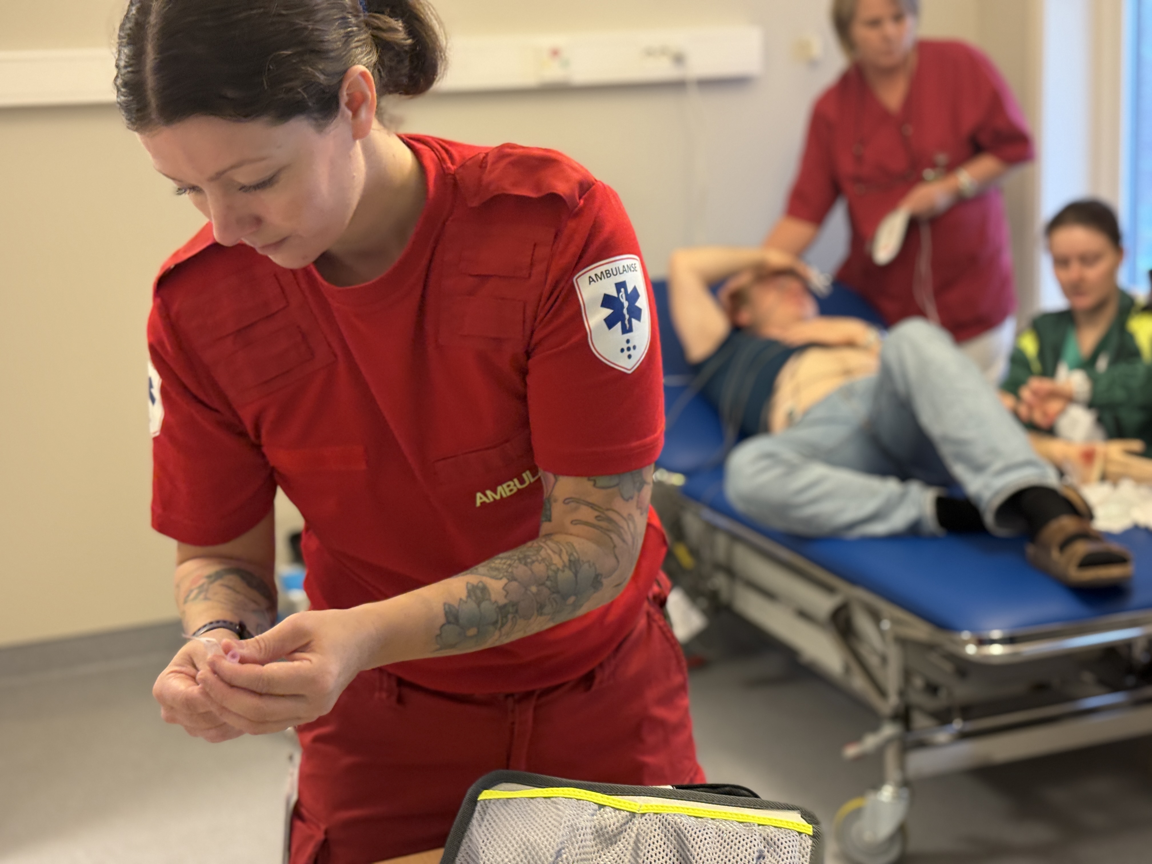 En person i rød skjorte