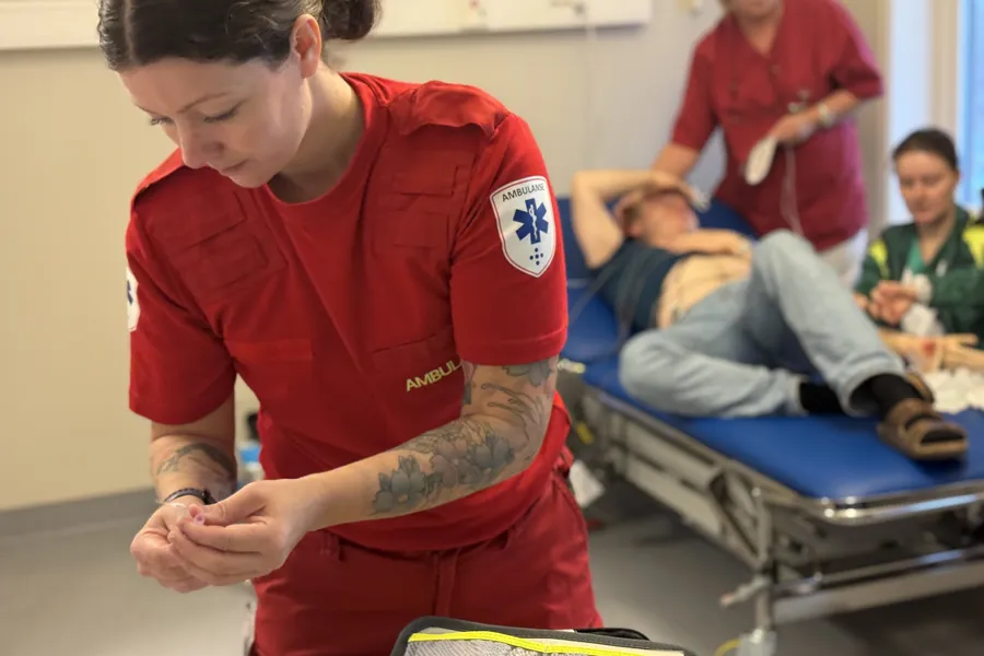 En person i rød skjorte