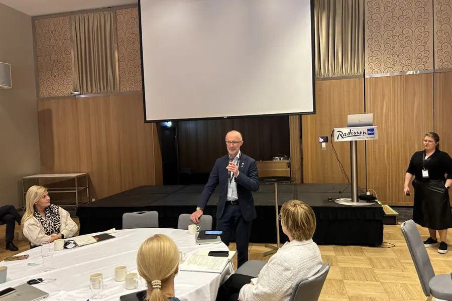 En person som holder en presentasjon