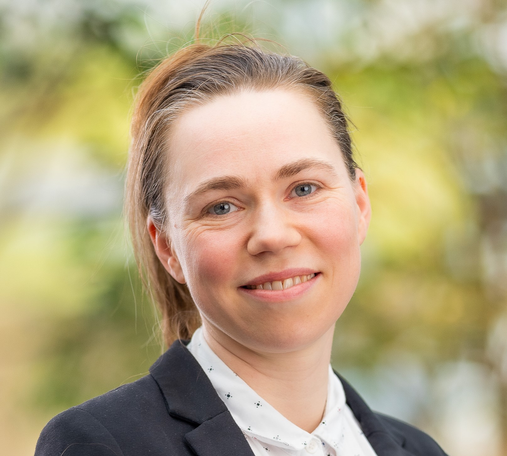 Et nærbilde av en kvinne som smiler