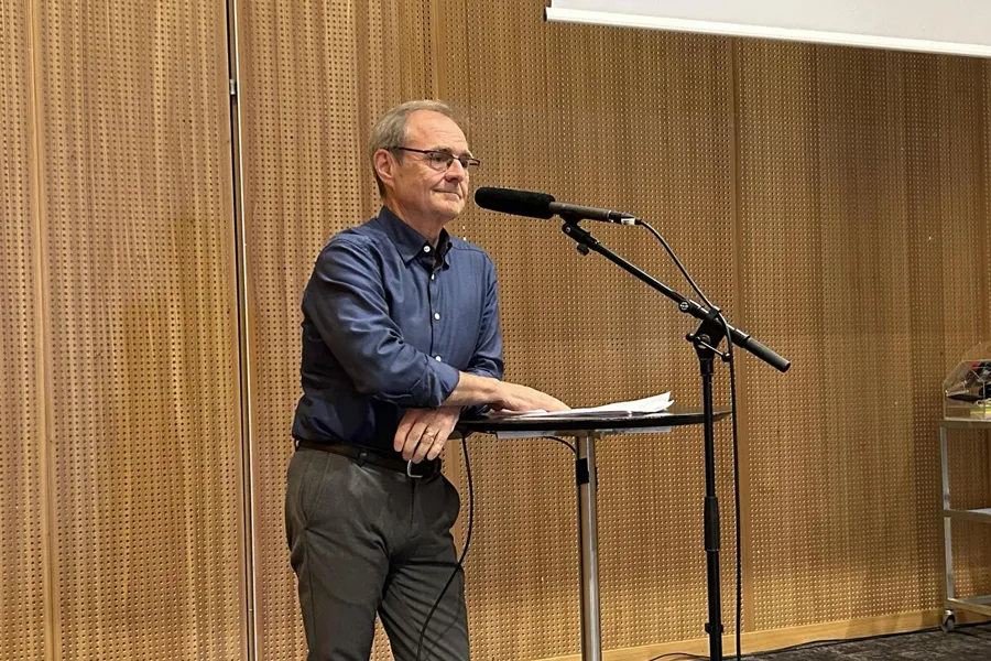 En mann som står på et podium
