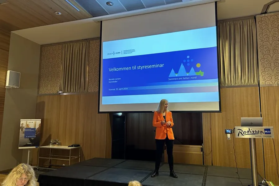 En person som står på en scene