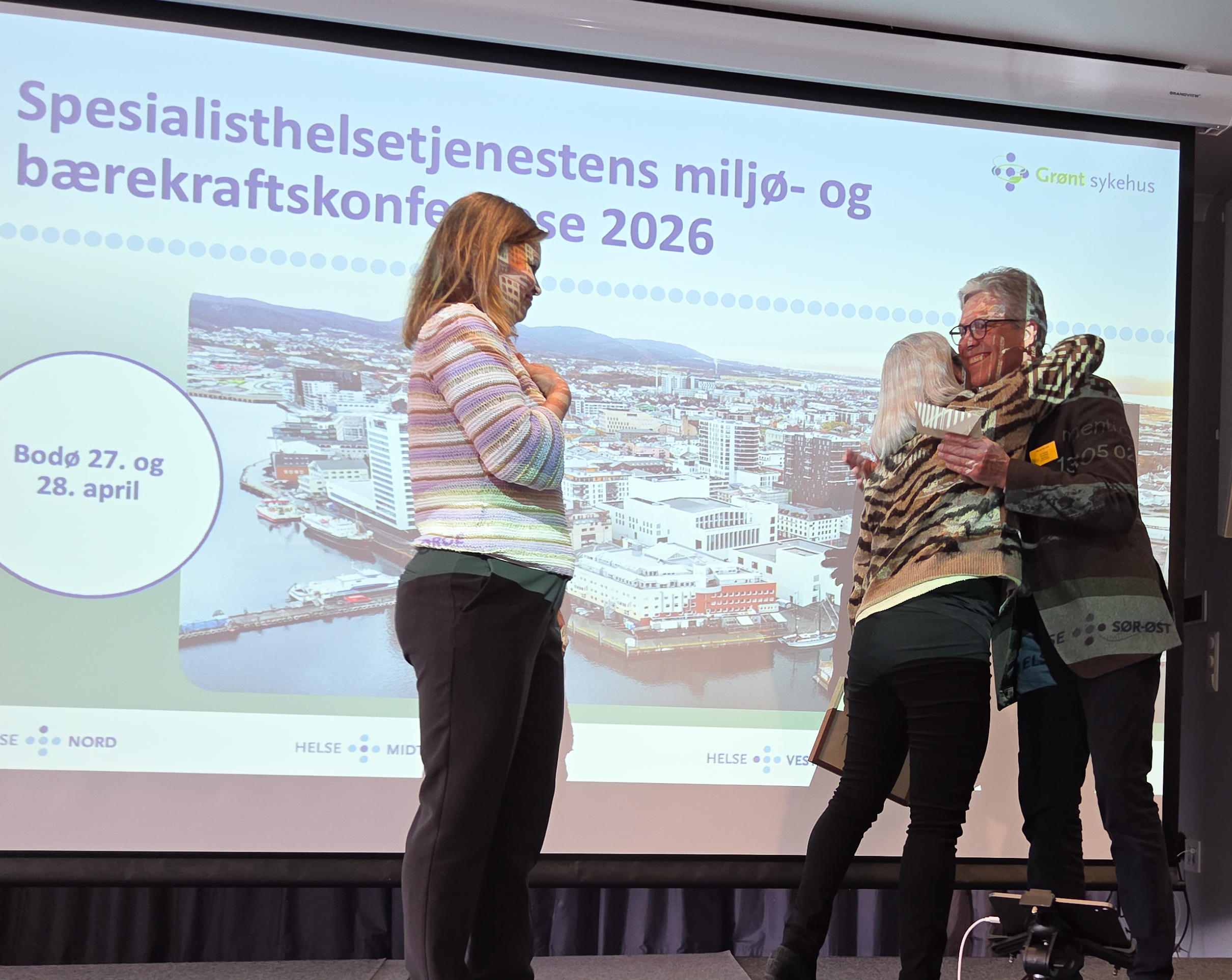 En gruppe mennesker som står på en scene