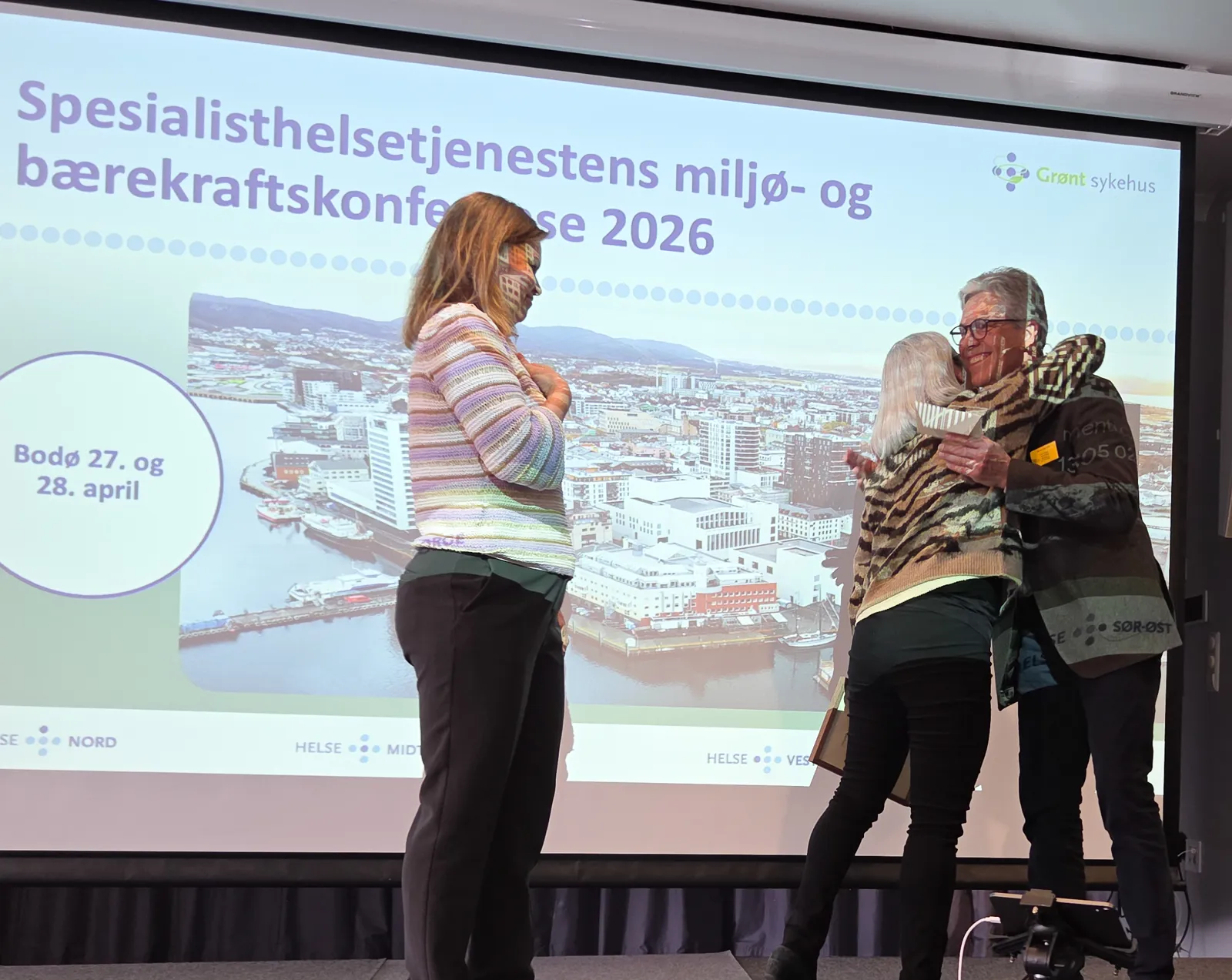 En gruppe mennesker som står på en scene