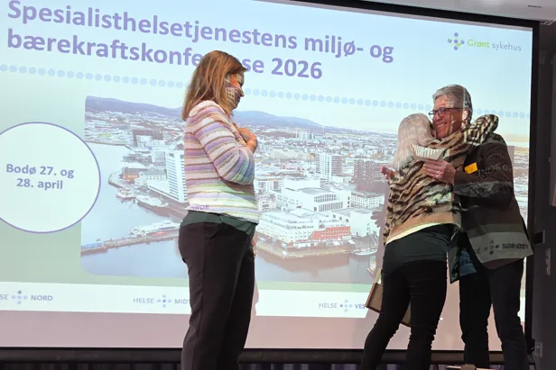 En gruppe mennesker som står på en scene