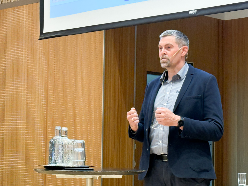 En person som står foran et podium med en mikrofon