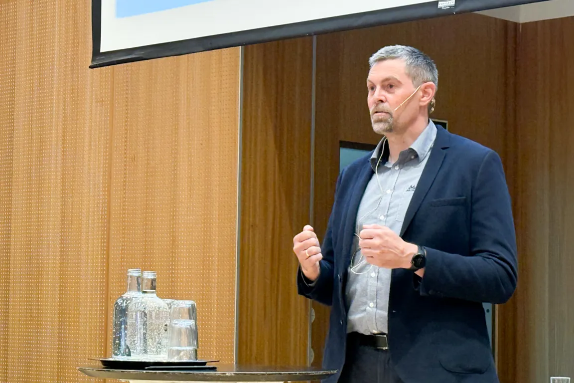 En person som står foran et podium med en mikrofon