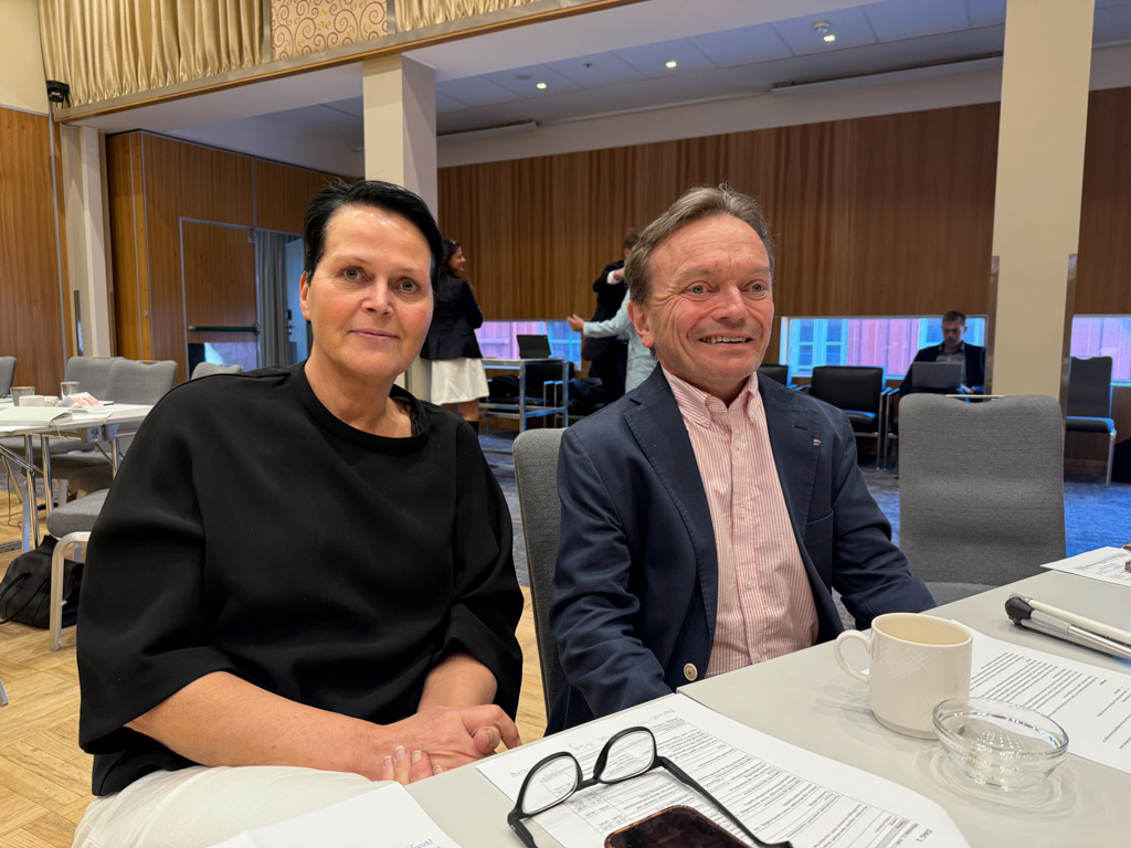 En mann og en kvinne som sitter ved et bord