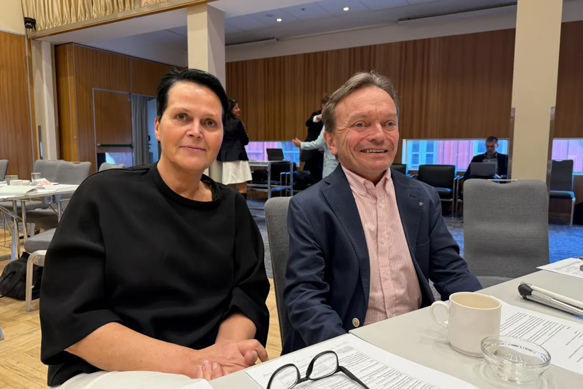 En mann og en kvinne som sitter ved et bord