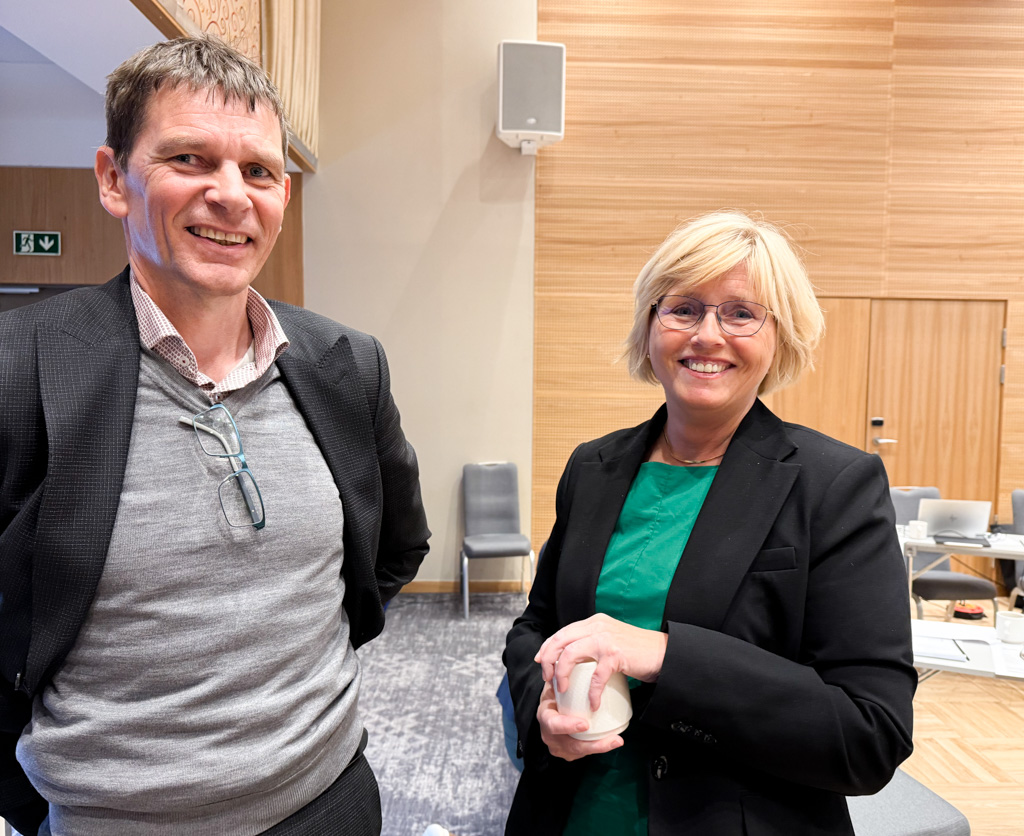 En mann og en kvinne som smiler