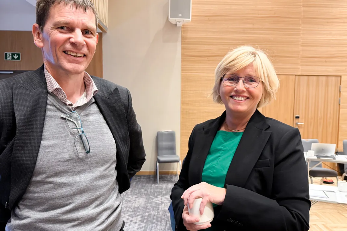 En mann og en kvinne som smiler