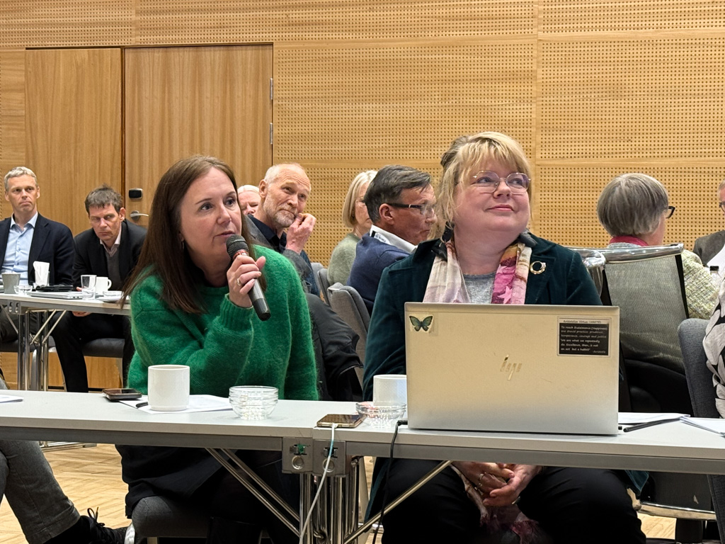 En gruppe mennesker som sitter ved bord