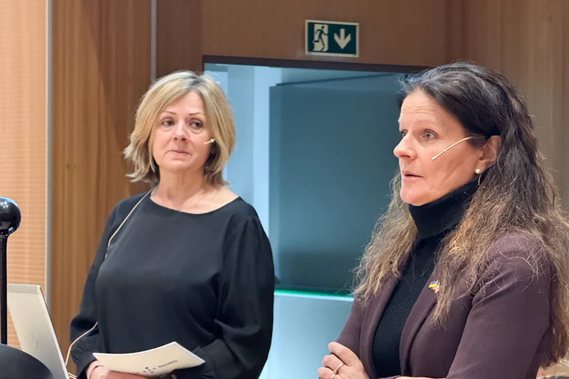 En kvinne som snakker med en annen kvinne