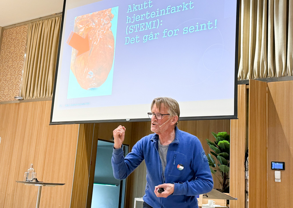 En mann som holder en presentasjon