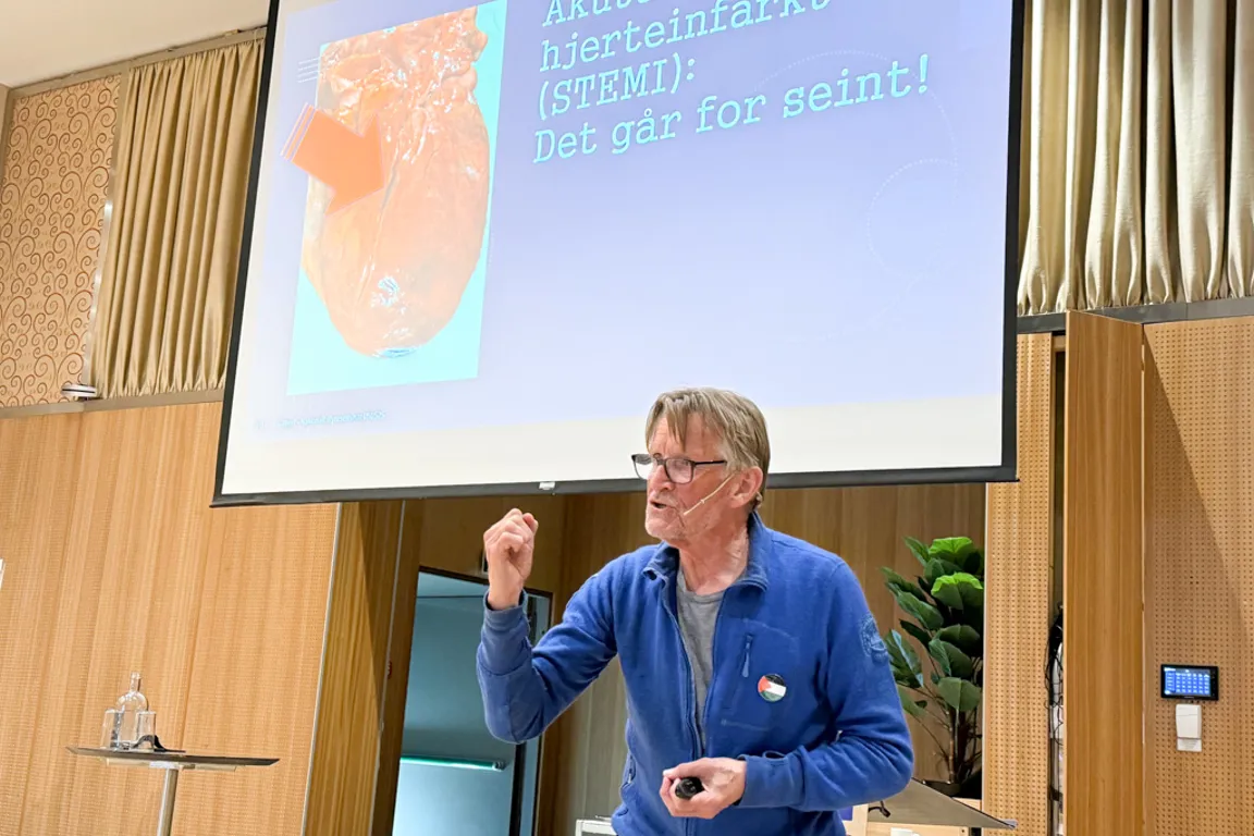 En mann som holder en presentasjon