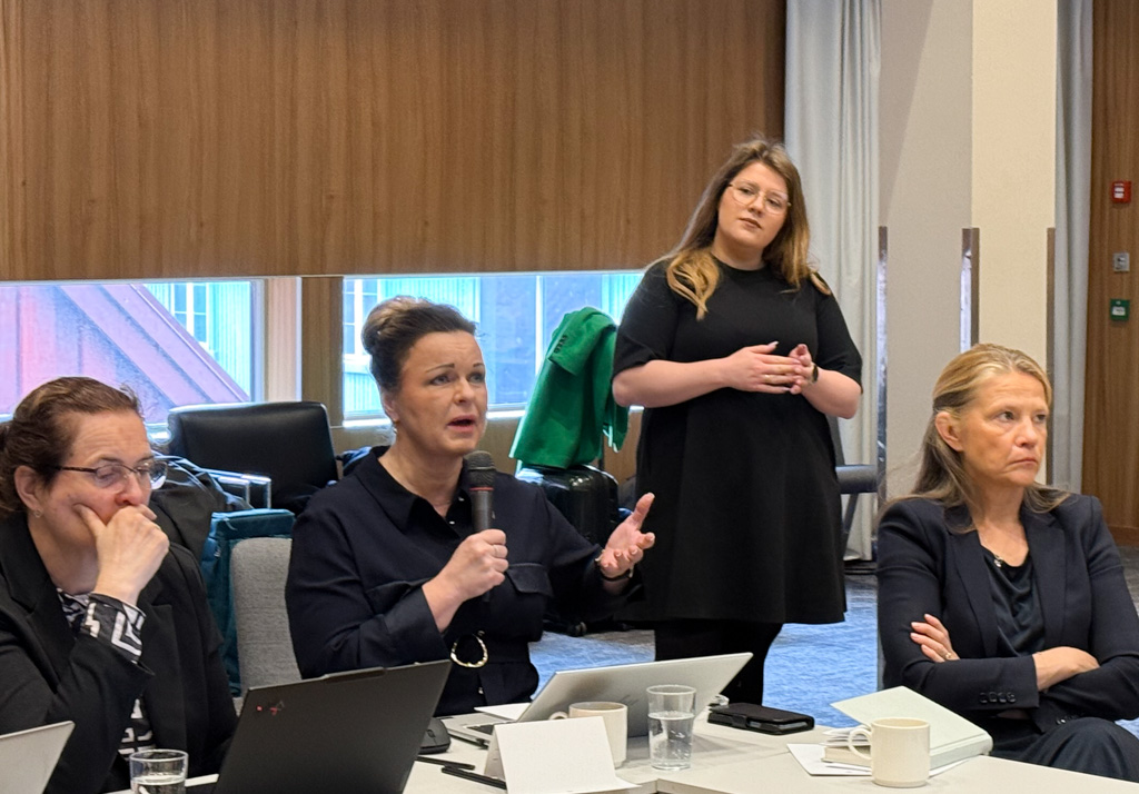 En gruppe kvinner som sitter ved et bord