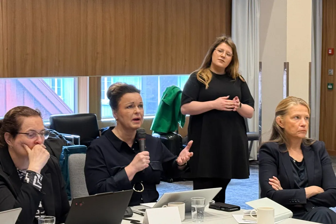 En gruppe kvinner som sitter ved et bord