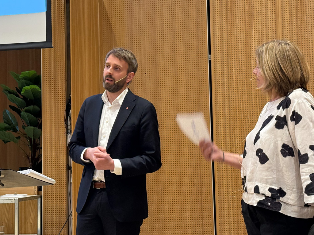 En mann og en kvinne som snakker