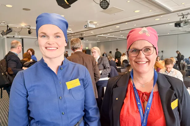 To kvinner med tøyhetter i blå og rød