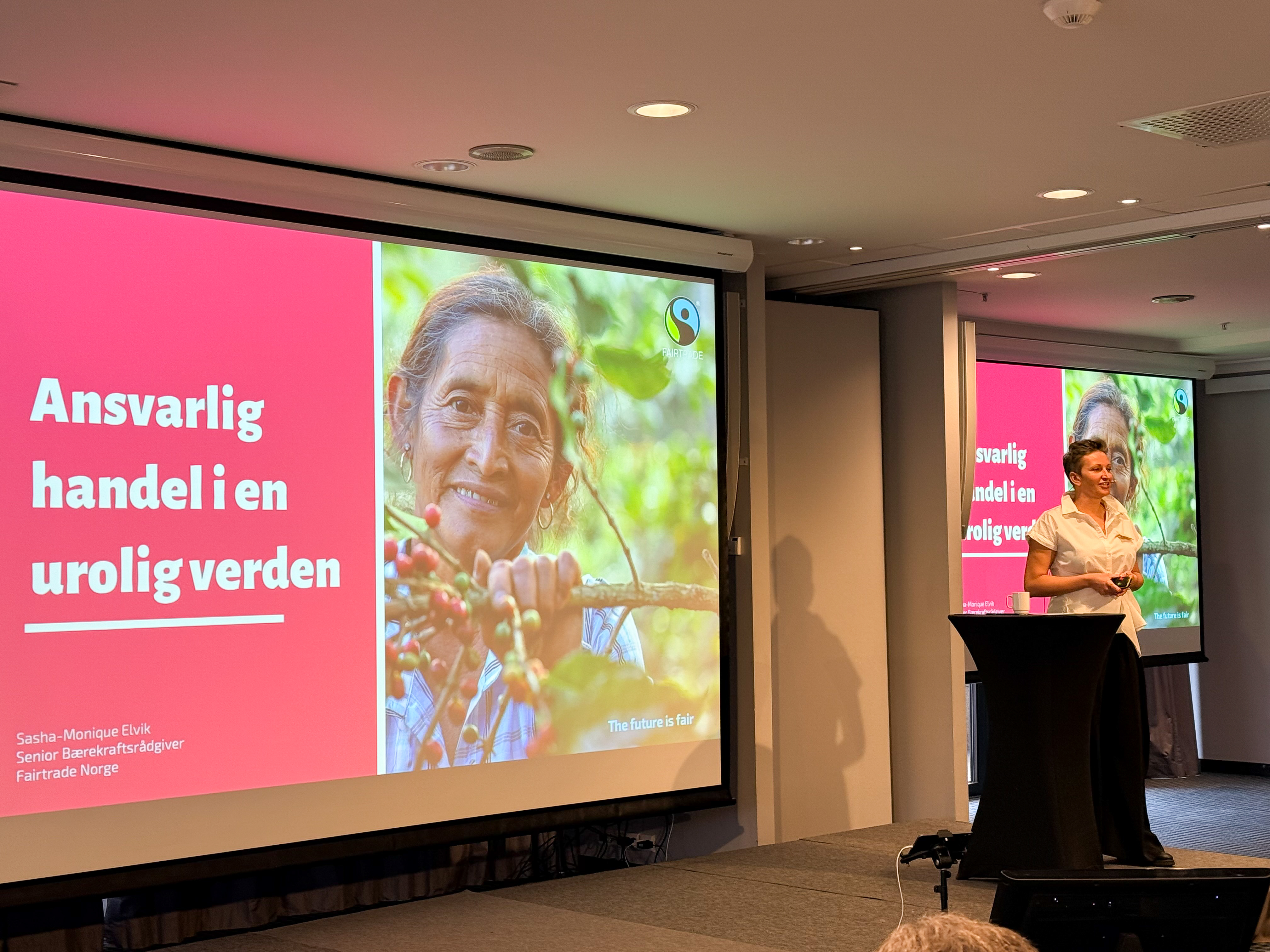 En kvinne foran en presentasjon