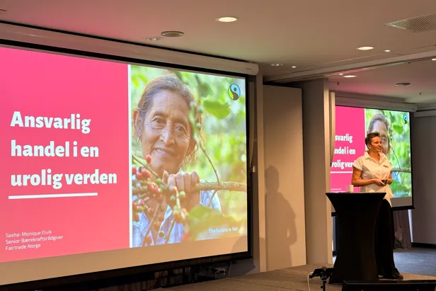 En kvinne foran en presentasjon