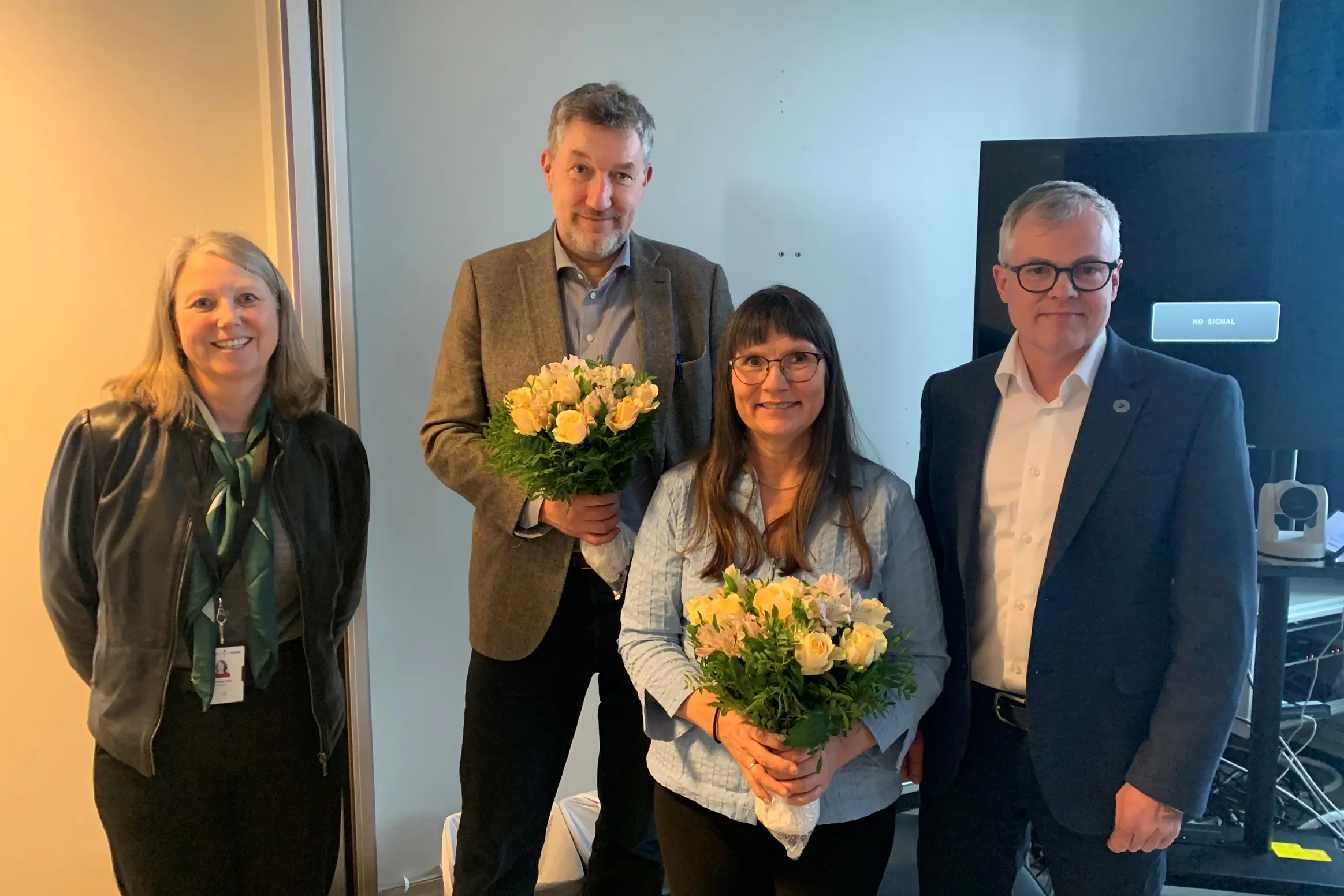 En gruppe mennesker som poserer for et bilde