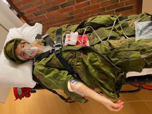 En person som ligger på bakken