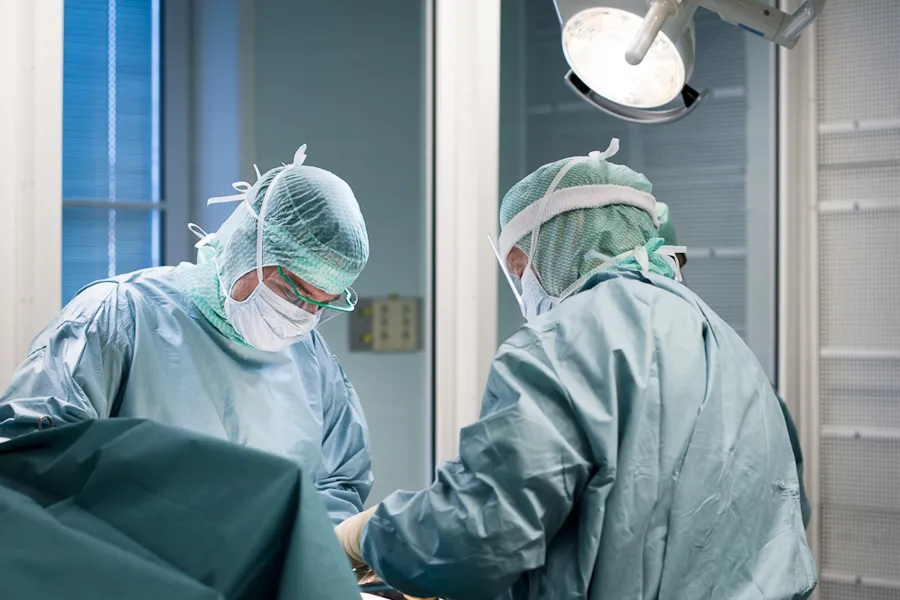 Et par kirurger i et rom