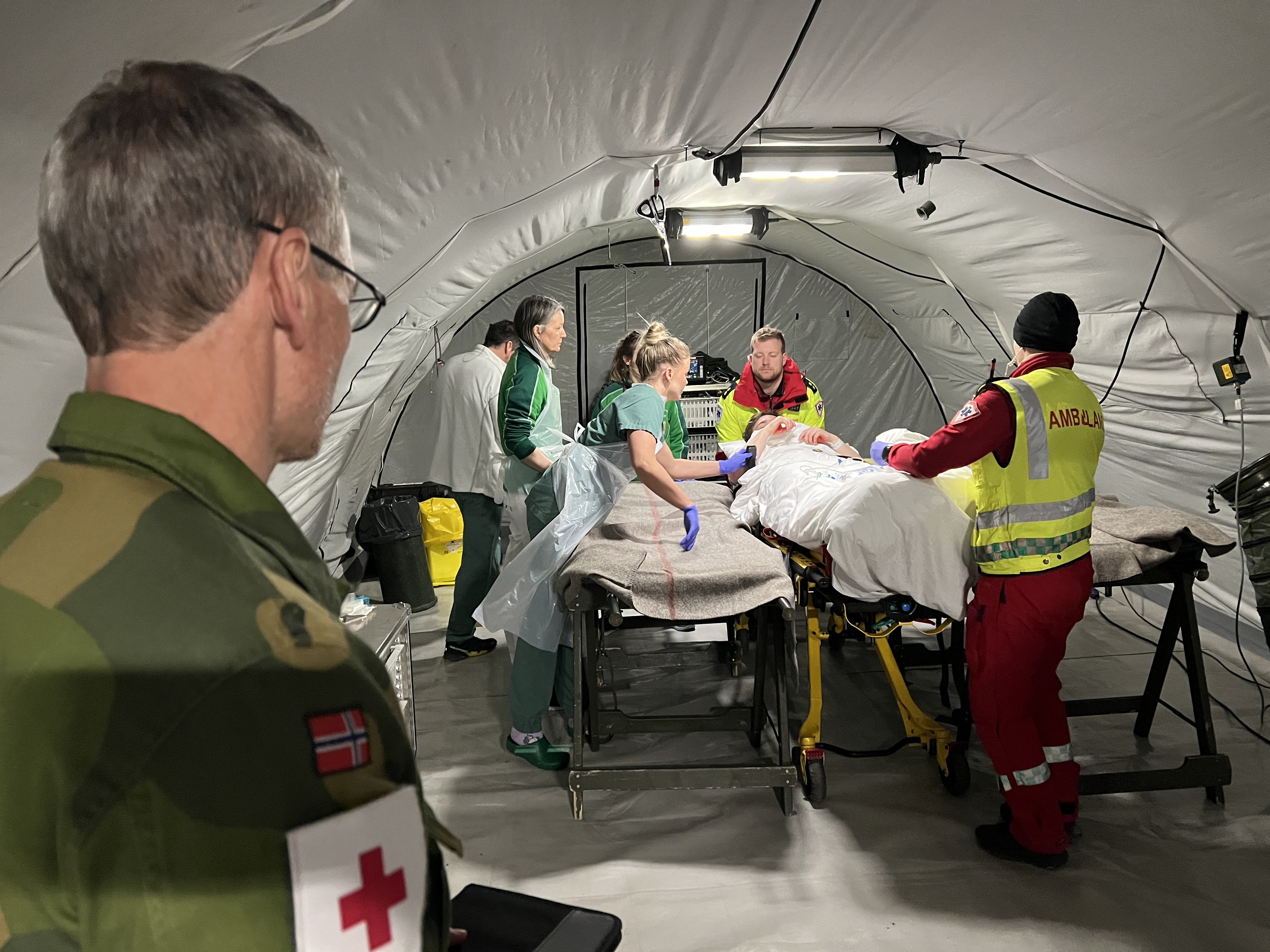 En pasient er fraktet inn til feltsykehuset