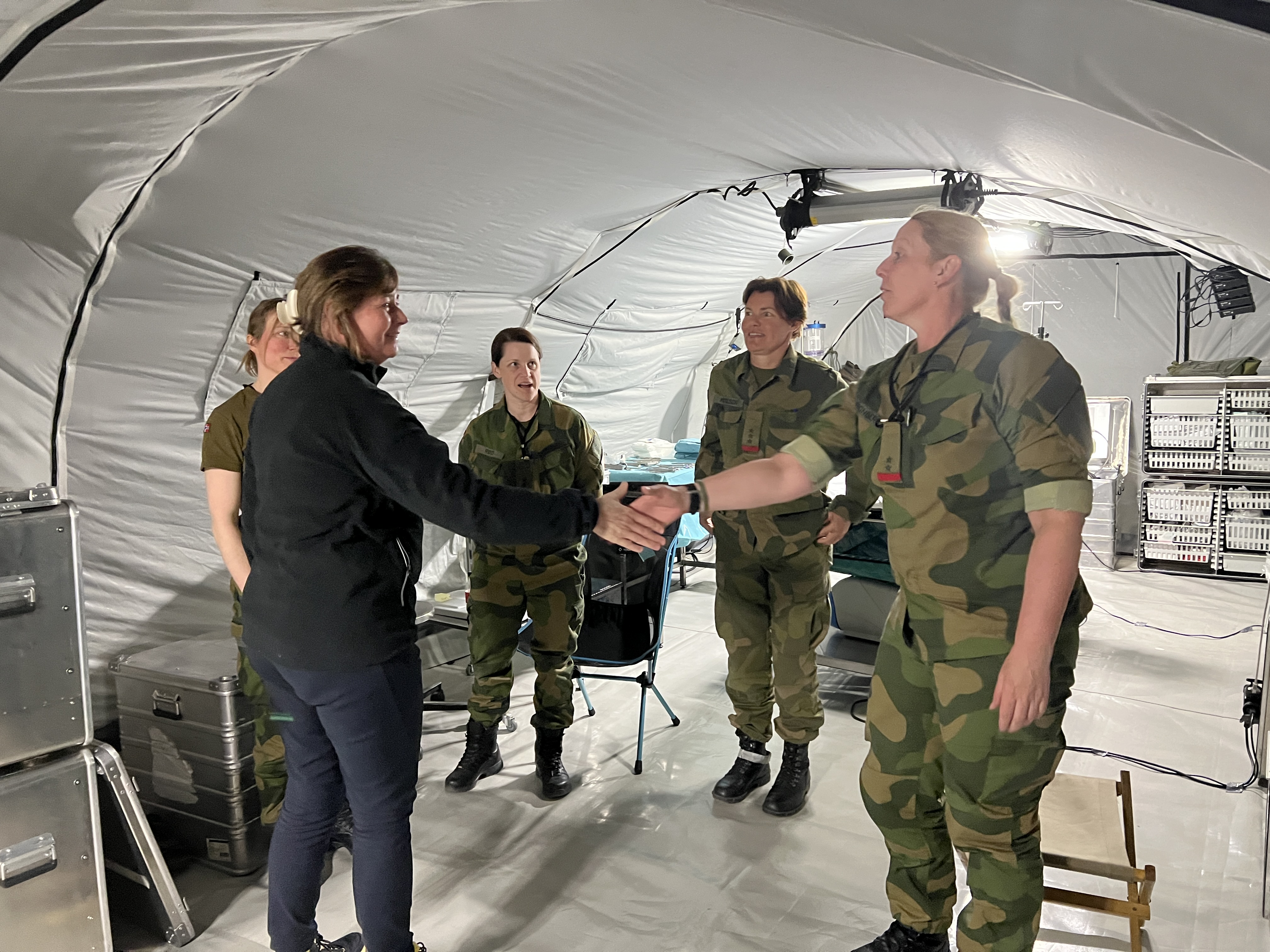 Cecilie Daae hilser på personell