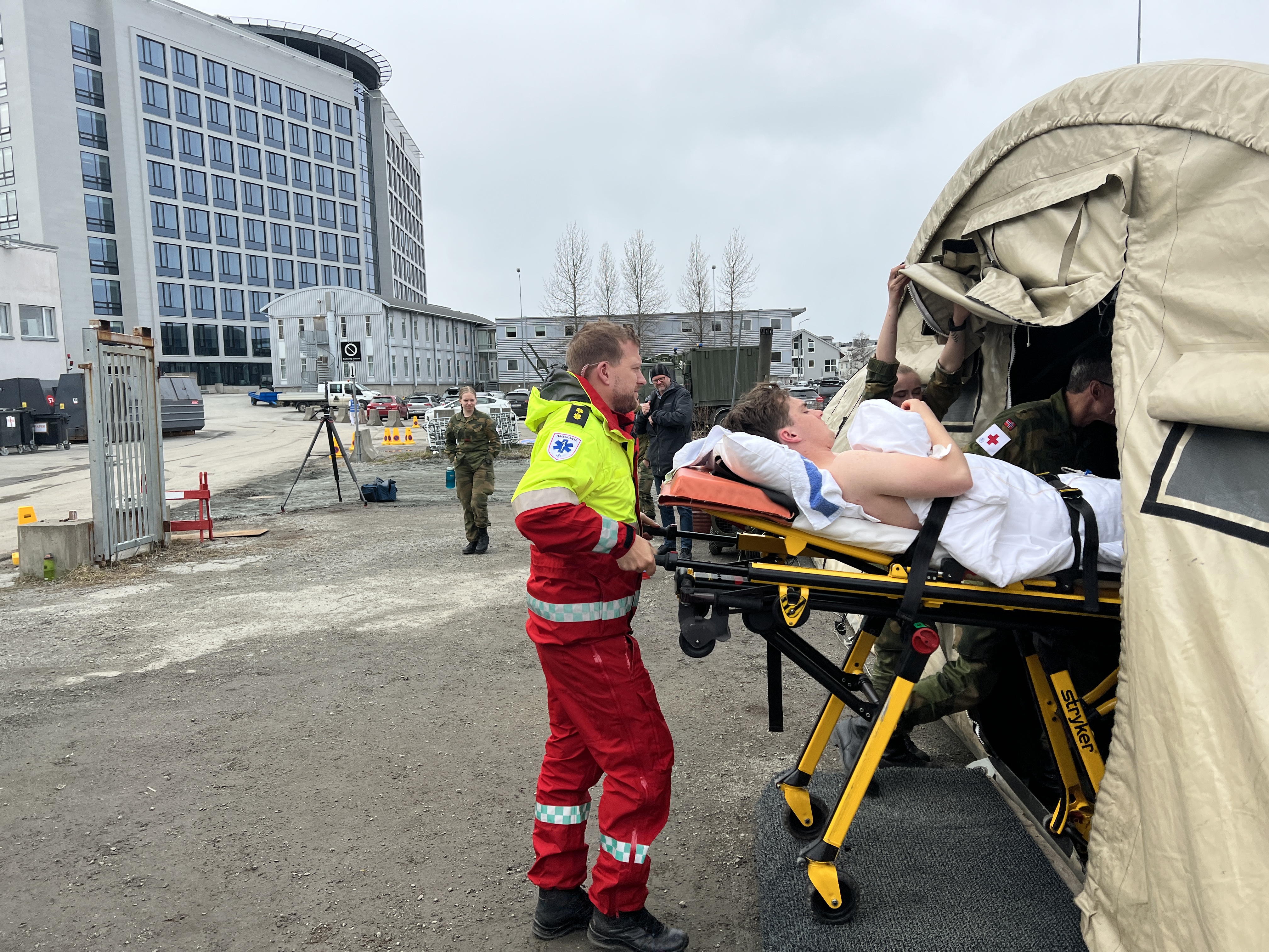 Pasient bæres inn i feltsykehuset