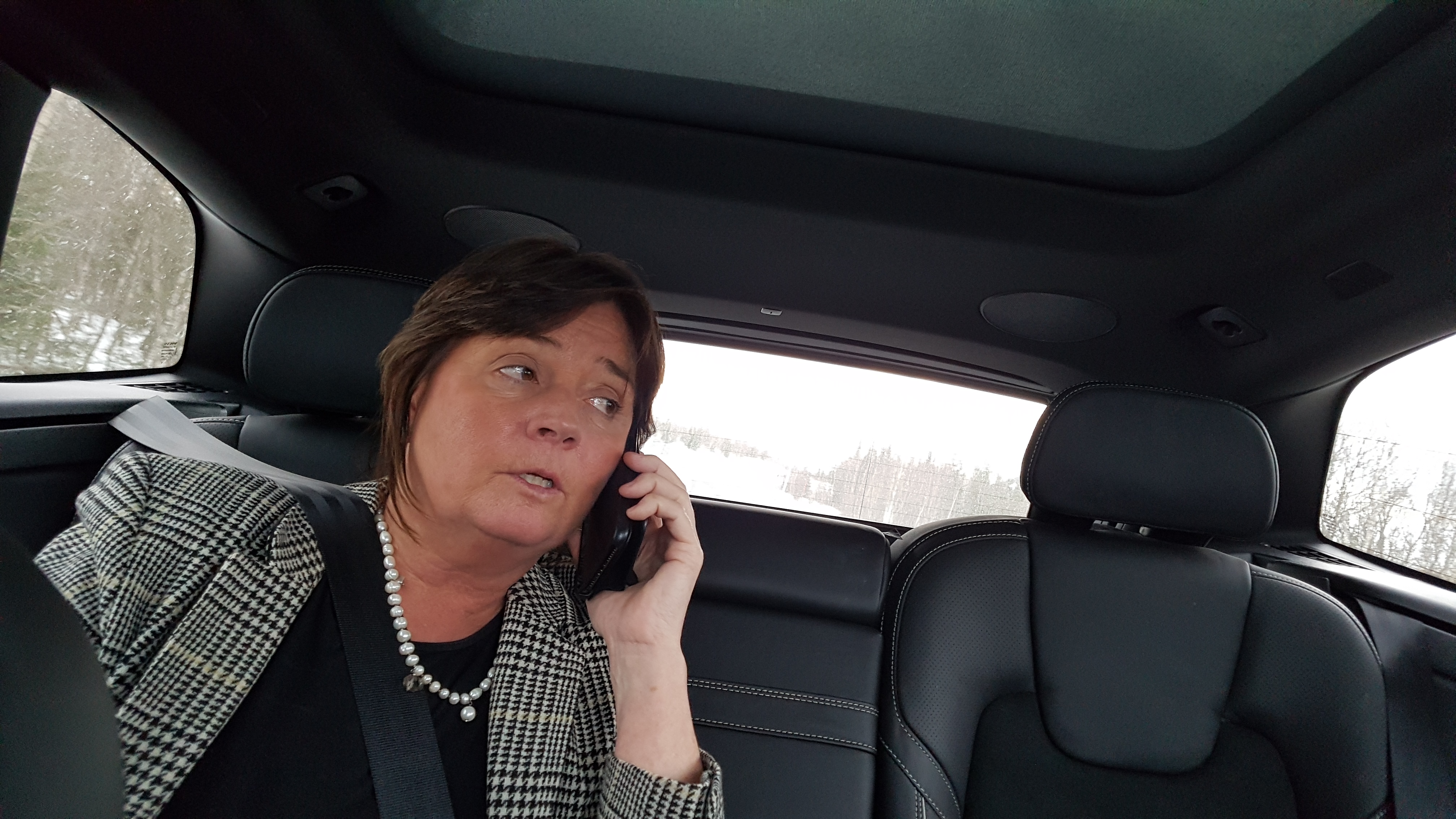 I bilen, i telefonen