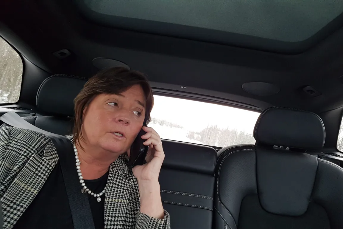 I bilen, i telefonen