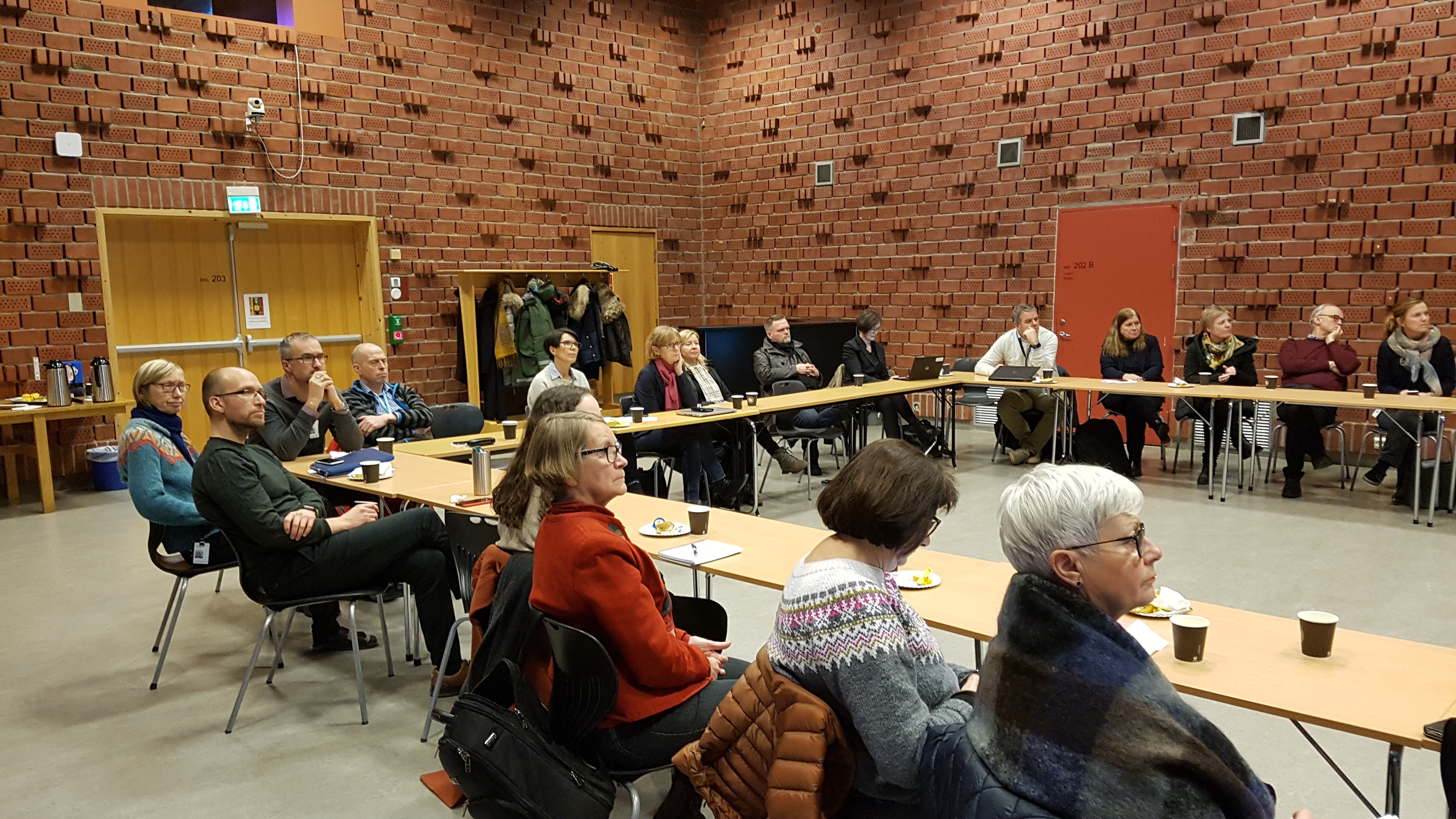 Tilhørere i møterommet.