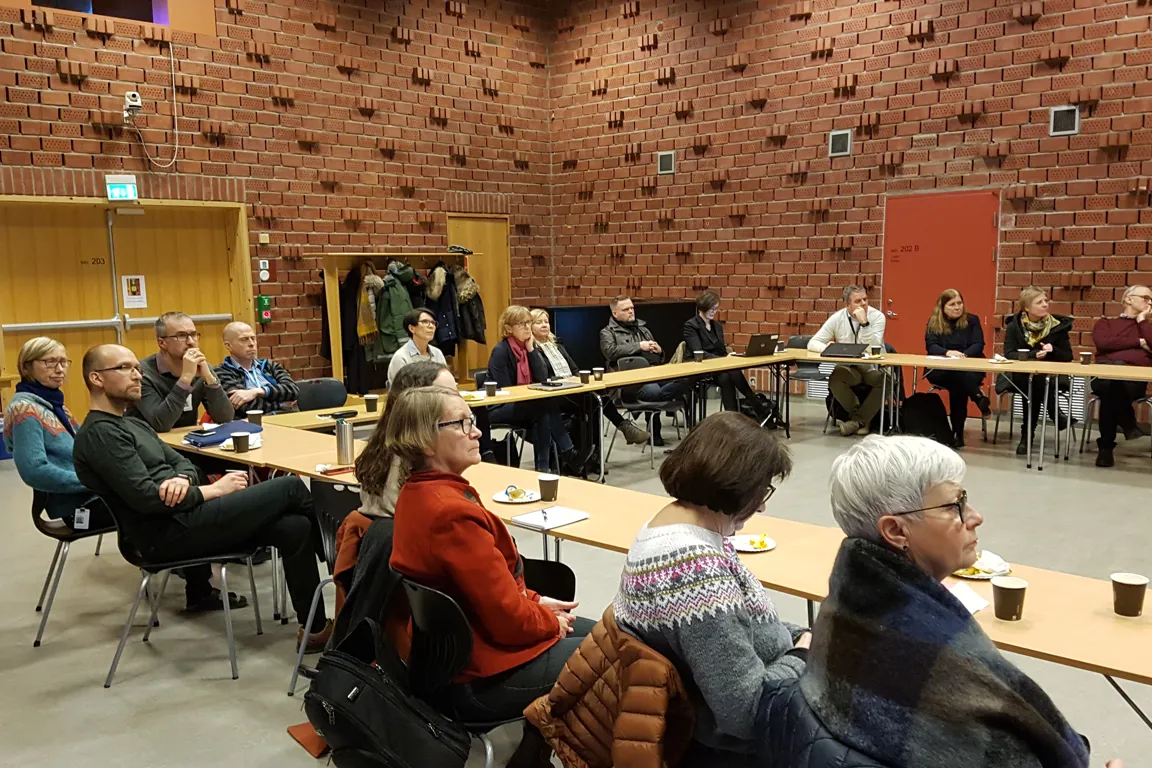 Tilhørere i møterommet.