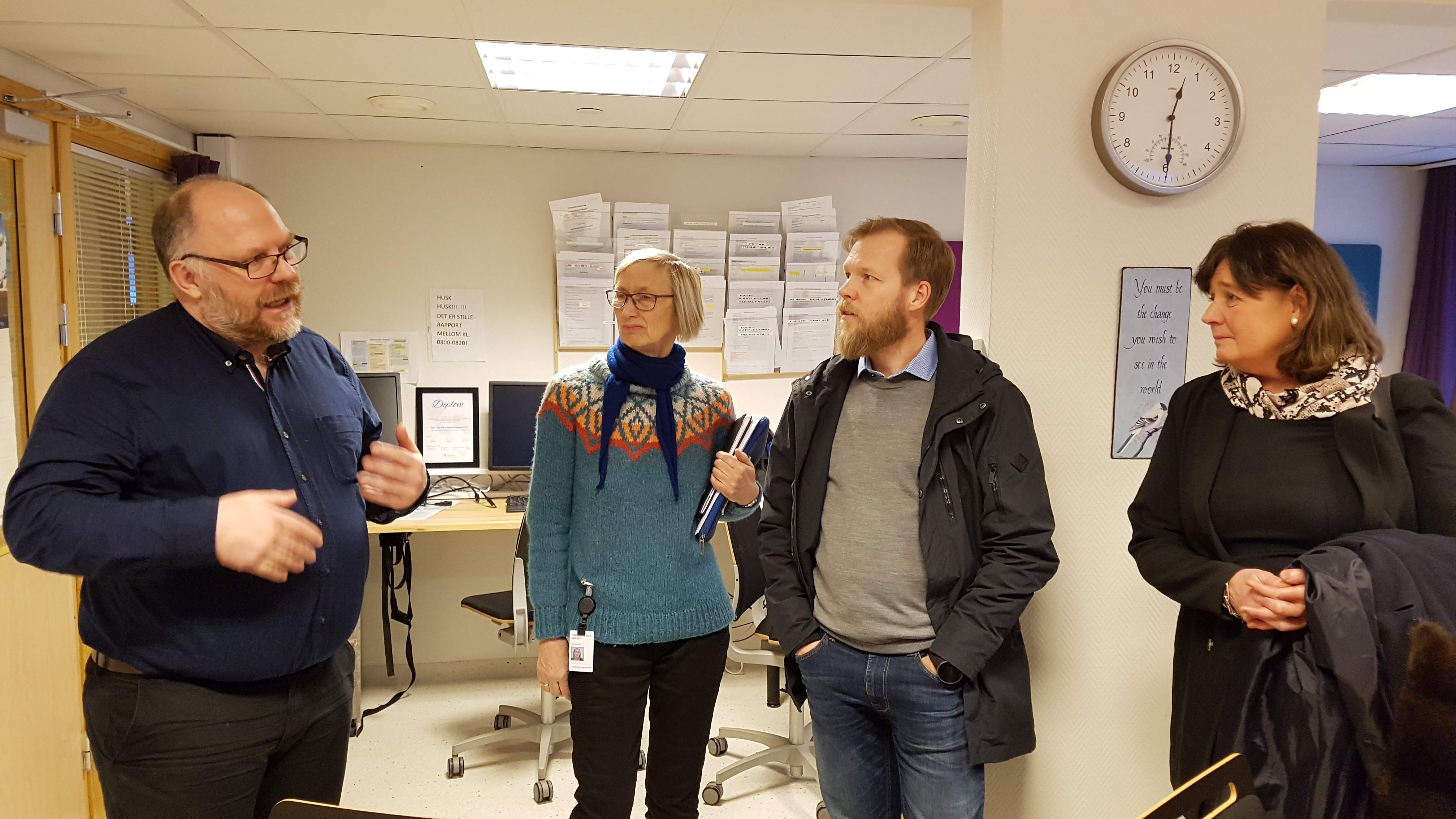 Enhetsleder Nils Vollstad (til venstre), enhetsleder for avrusning, fortalte blant annet om avrusning av rusavhengige og at dette er pasienter som ofte trenger helsetjenester innen rus, psykisk helse og fysisk helse. For øvrig på bildet: Klinikksjef Tordis Høifødt,  avdelingsleder rusavdelingen Ruben Sletteng og Cecilie Daae.