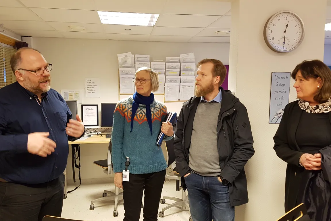 Enhetsleder Nils Vollstad (til venstre), enhetsleder for avrusning, fortalte blant annet om avrusning av rusavhengige og at dette er pasienter som ofte trenger helsetjenester innen rus, psykisk helse og fysisk helse. For øvrig på bildet: Klinikksjef Tordis Høifødt, avdelingsleder rusavdelingen Ruben Sletteng og Cecilie Daae.