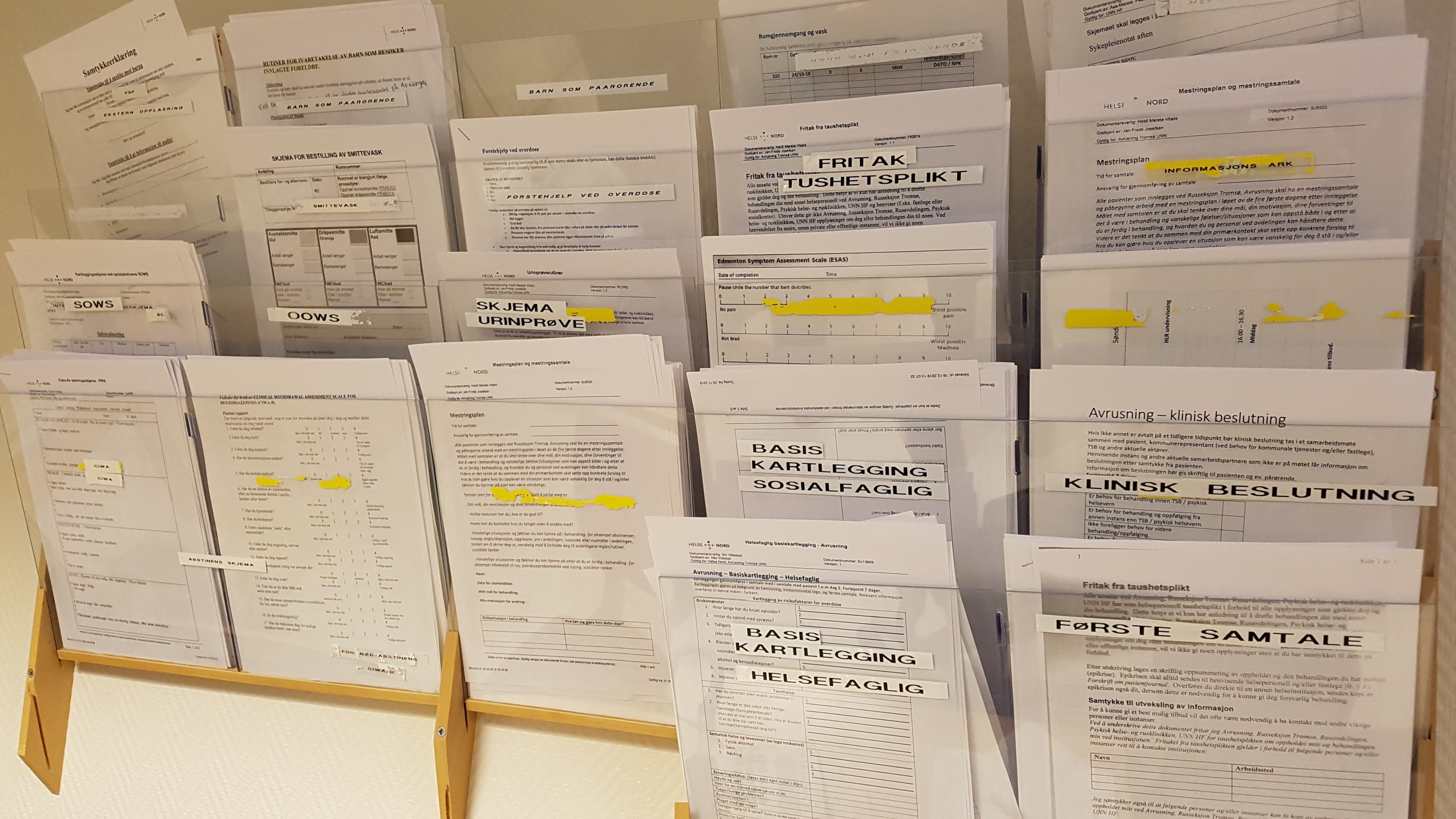 Mange skjemaer i stativ.