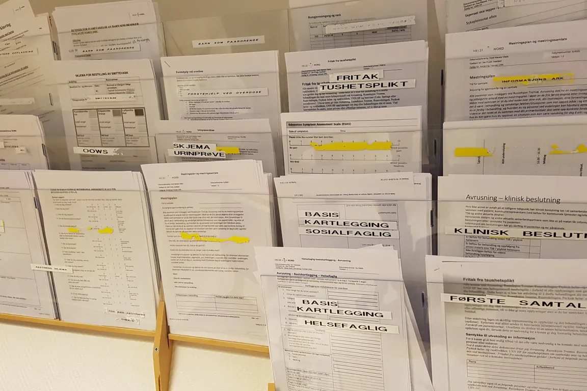 Mange skjemaer i stativ.