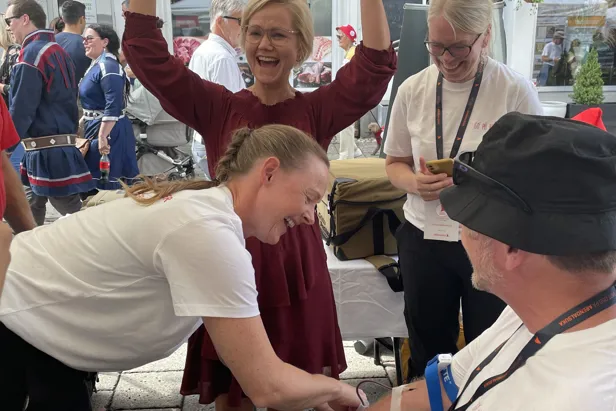 En jublende statråd kan konstatere at hun fant blodåren på første forsøk.