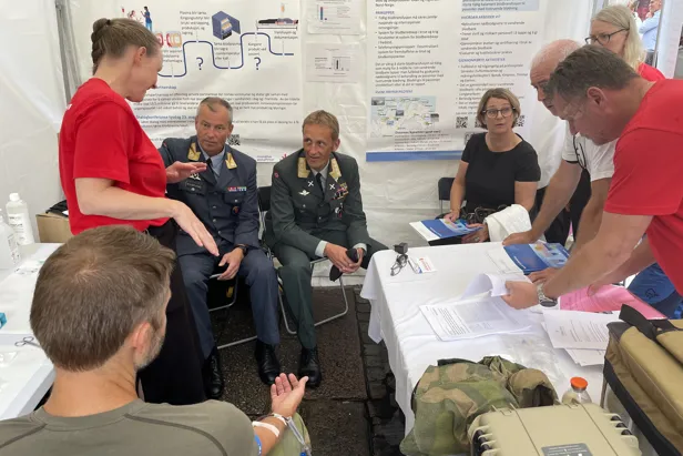 Forsvarssjefen og leder helse- og omsorgskomiteen i Stortinget.