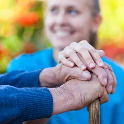 Helsearbeider holder hånden til eldre person. Illustrasjonsfoto&#58; Colourbox.com