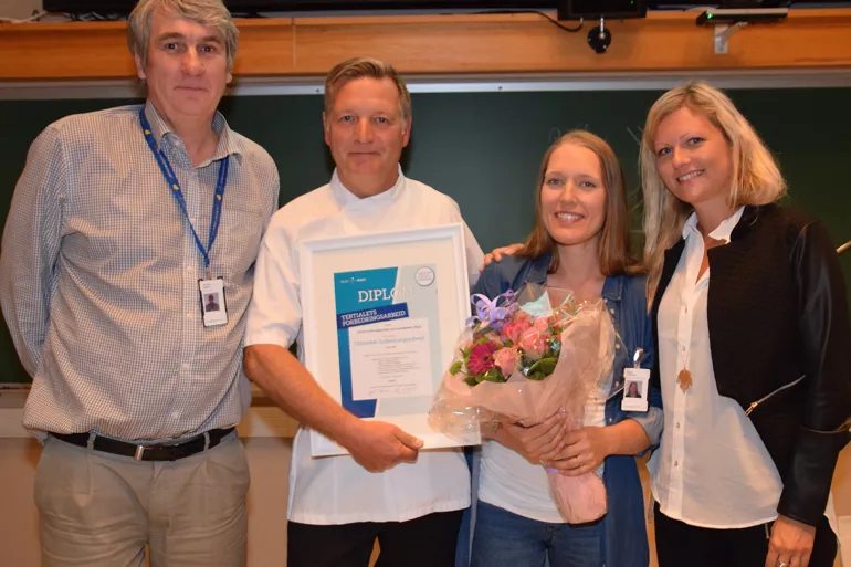 En gruppe mennesker som holder blomster